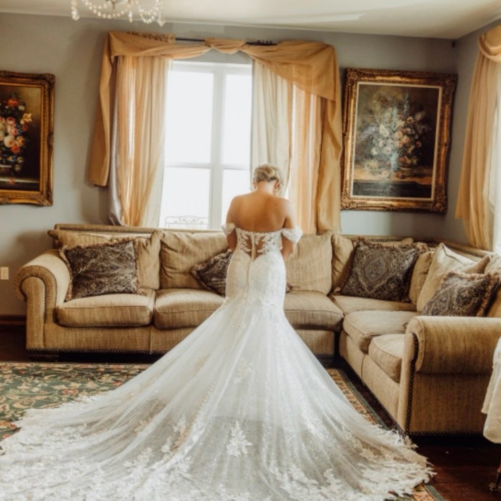 Elegant White Lace Wedding Dress